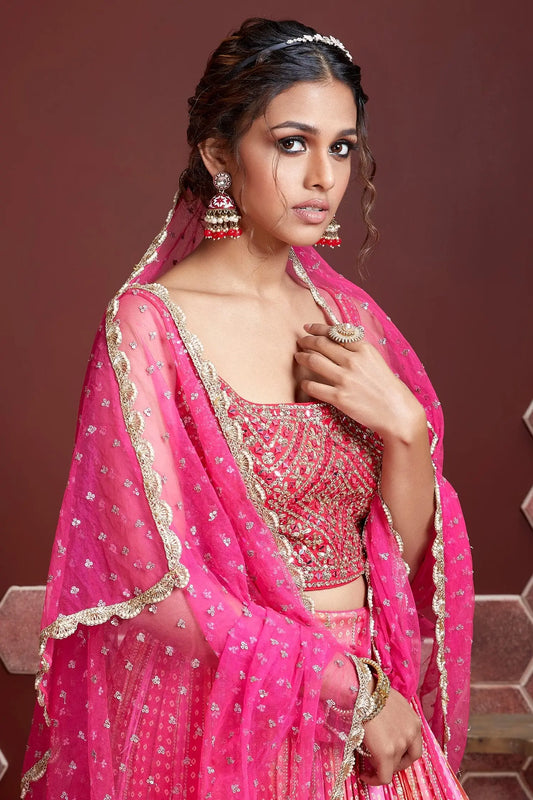 Lehenga rose avec imprimé numérique élégant et broderie lourde, ornée de véritables miroirs