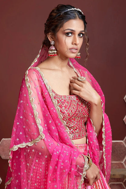 Lehenga rose avec imprimé numérique élégant et broderie lourde, ornée de véritables miroirs
