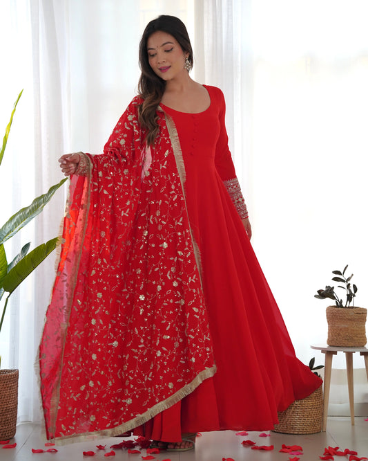 Romantisches rotes Maxi-Anarkali-Kleid-Set mit Stickerei