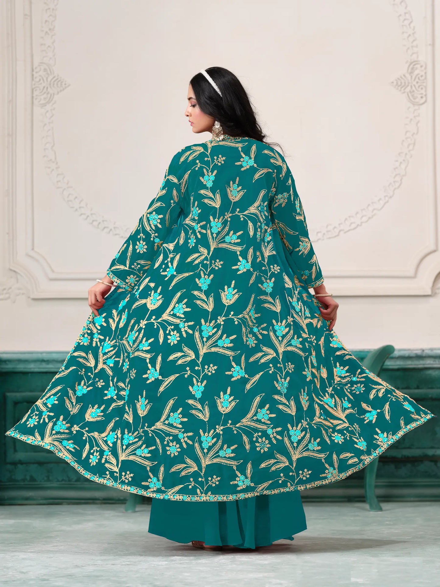 Blaues indo-westliches Georgette-Set mit Fadenstickerei und Pailletten 