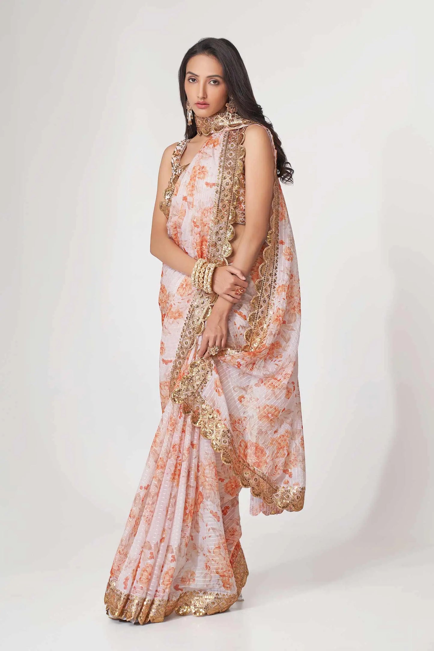Sari Blanc en Organza avec Imprimé Floral et Détails Pailletés