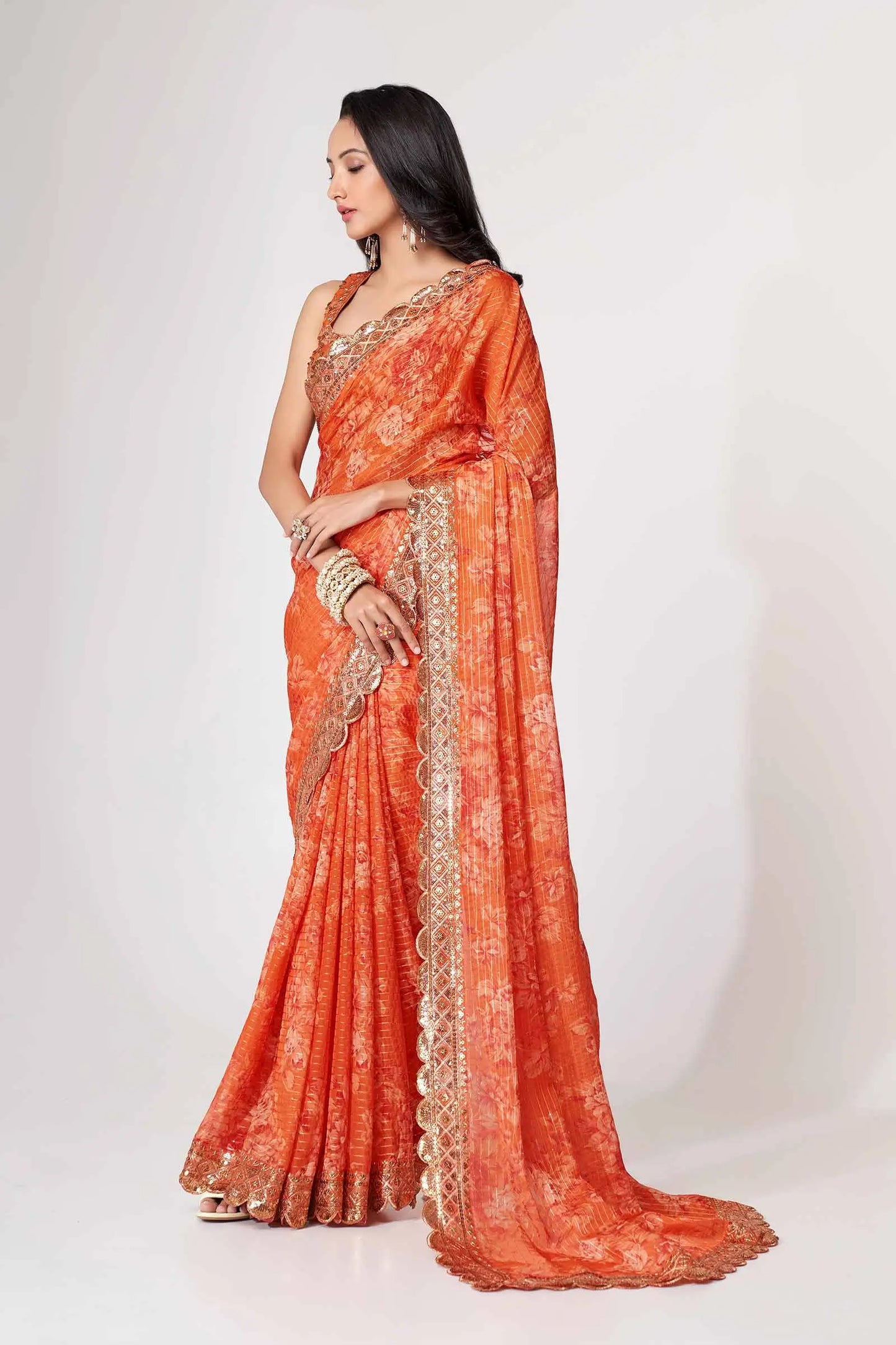 Sari Orange en Organza avec Imprimé Floral et Détails Pailletés