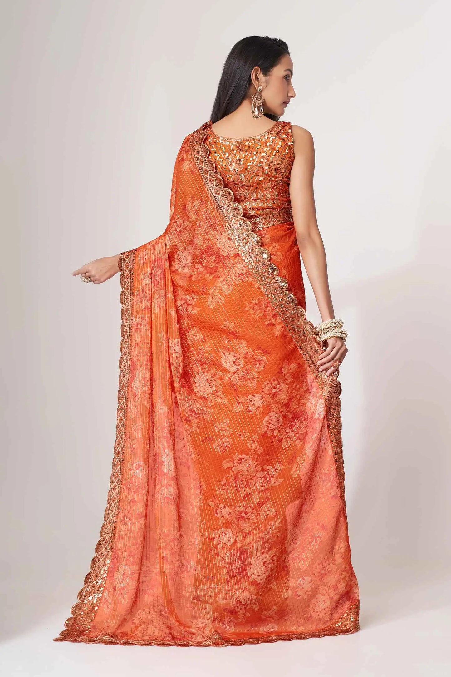 Sari Orange en Organza avec Imprimé Floral et Détails Pailletés