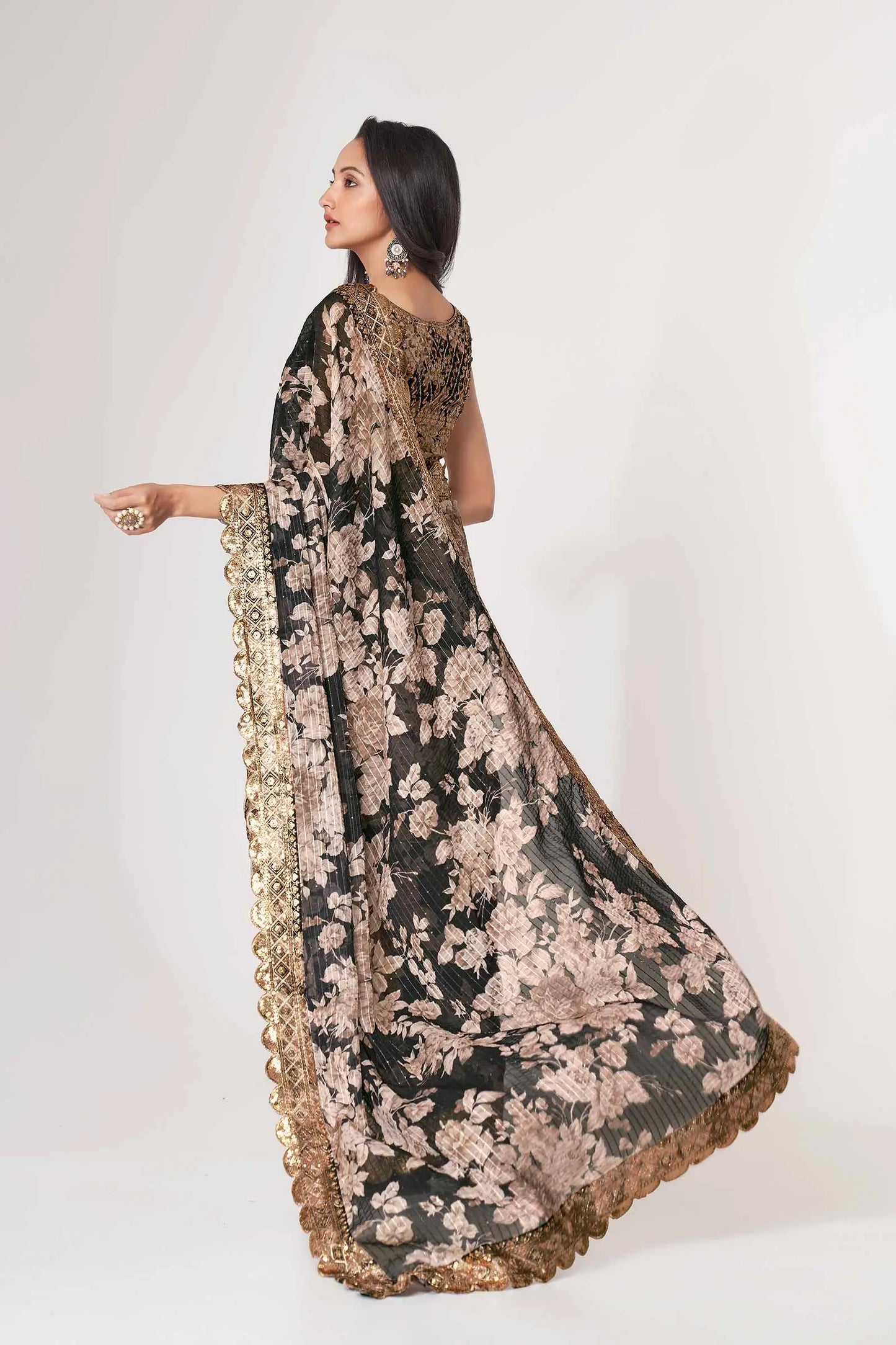 Sari en organza noir à imprimé floral avec travail de sequins