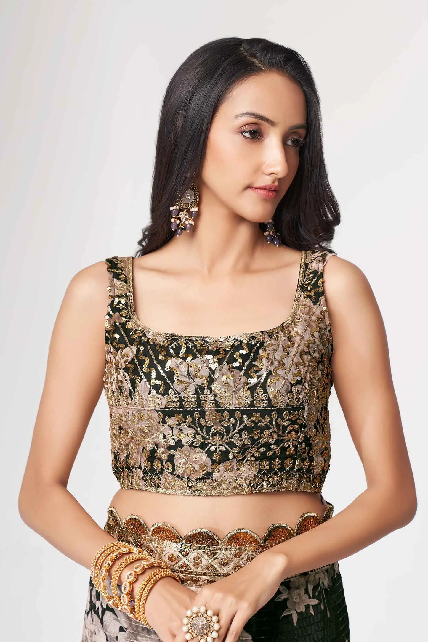 Sari en organza noir à imprimé floral avec travail de sequins