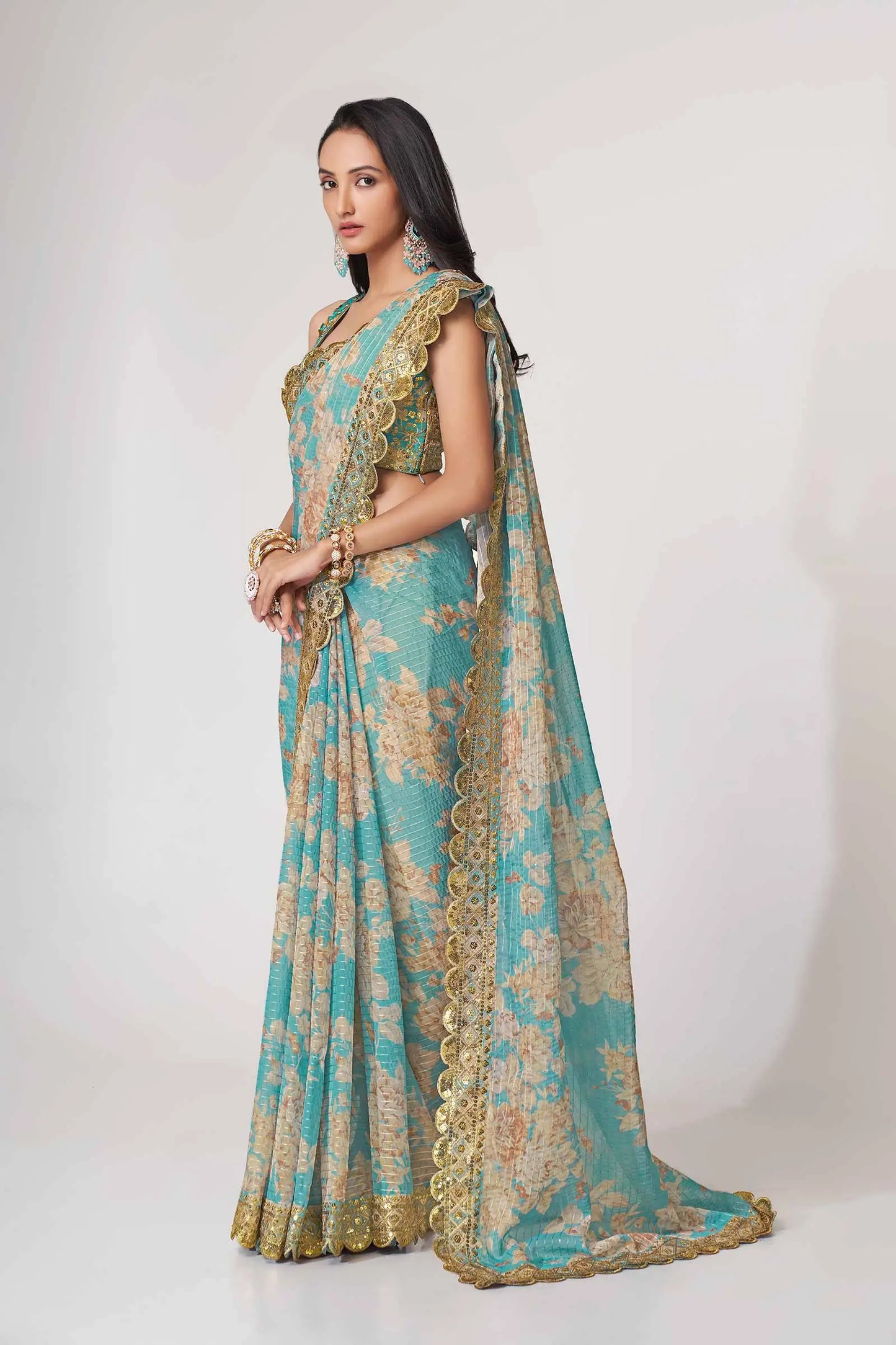 Sari en organza bleu ciel à imprimé floral avec travail de sequins