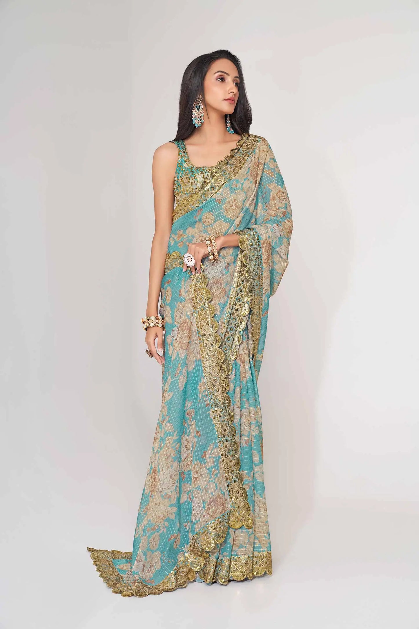 Sari en organza bleu ciel à imprimé floral avec travail de sequins