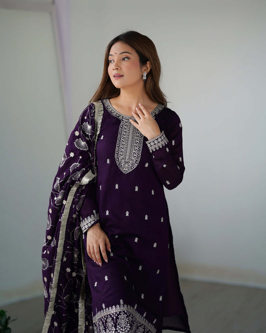 Lila Salwar-Anzug-Set mit wunderschöner Stickerei