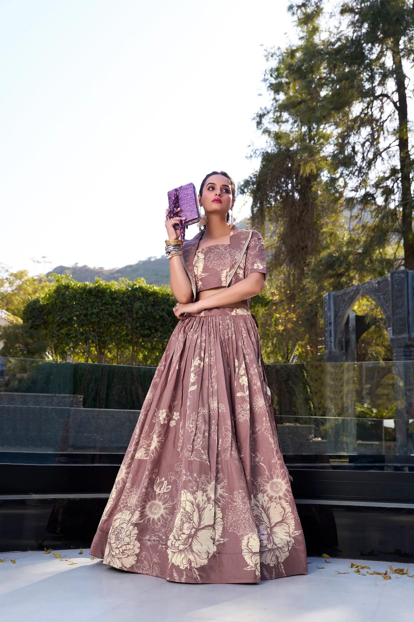 Beiges und malvenfarbenes Tussar-Seiden-Lehenga-Choli-Set im indisch-westlichen Stil mit Blumenmuster