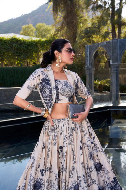 Beiges und marineblaues geblümtes Lehenga-Choli-Set aus Tussar-Seide im indo-westlichen Stil