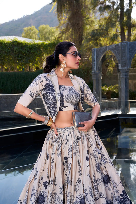 Beiges und marineblaues geblümtes Lehenga-Choli-Set aus Tussar-Seide im indo-westlichen Stil