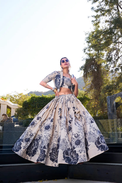 Beiges und marineblaues geblümtes Lehenga-Choli-Set aus Tussar-Seide im indo-westlichen Stil
