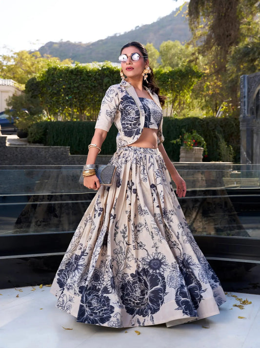 Beiges und marineblaues geblümtes Lehenga-Choli-Set aus Tussar-Seide im indo-westlichen Stil