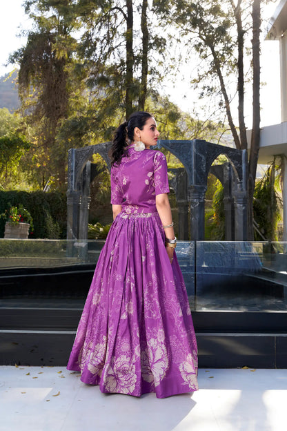 Beiges und violettes Tussar-Seiden-Lehenga-Choli-Set im indisch-westlichen Stil mit Blumenmuster
