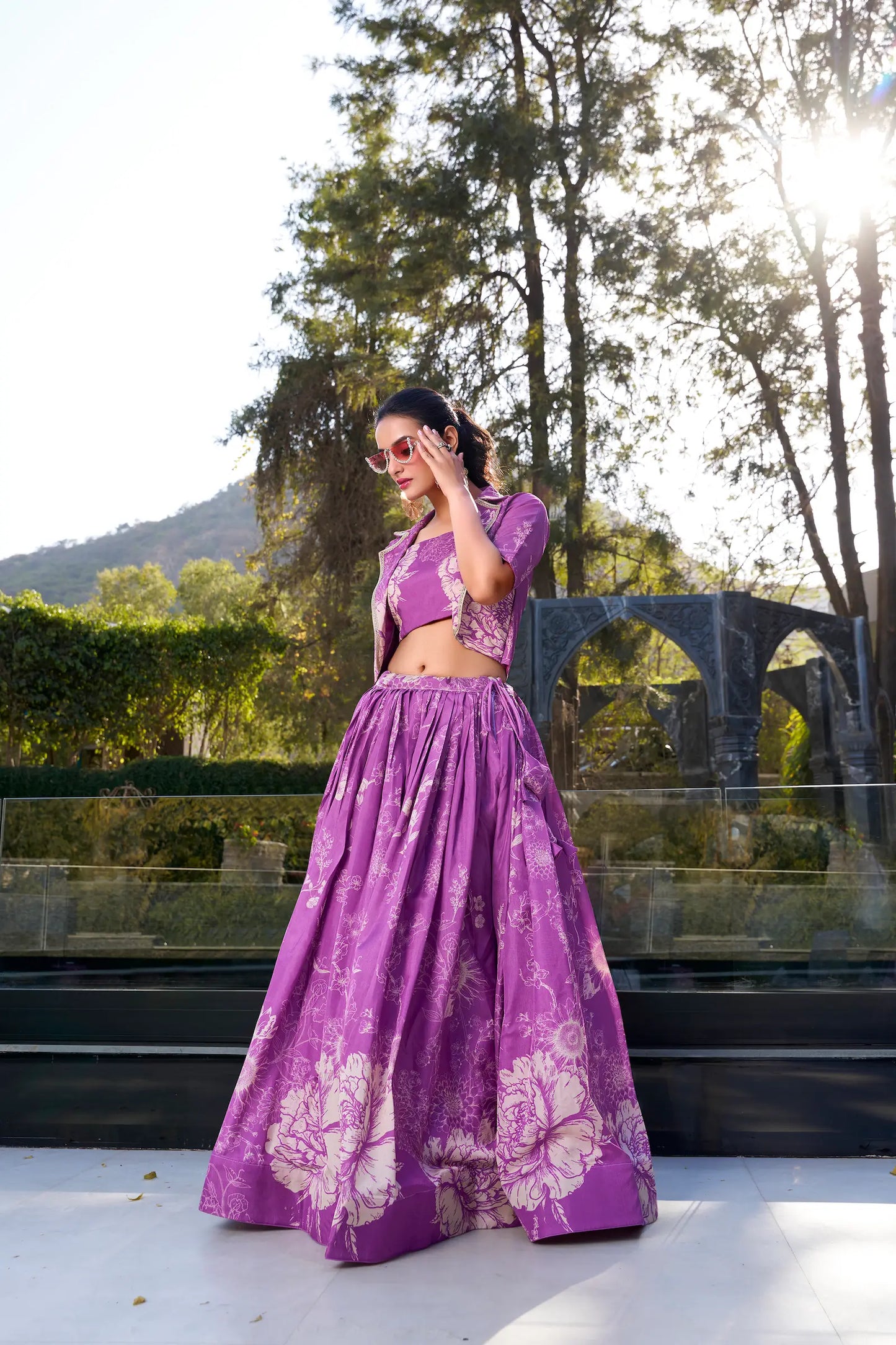 Beiges und violettes Tussar-Seiden-Lehenga-Choli-Set im indisch-westlichen Stil mit Blumenmuster