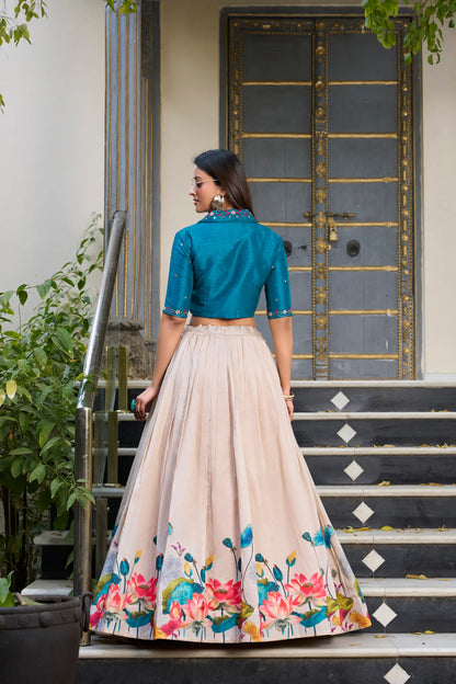 Indo-westliches florales Lehenga-Choli-Set aus cremefarbener und himmelblauer Tussar-Seide, Spiegelstickerei und Handarbeit