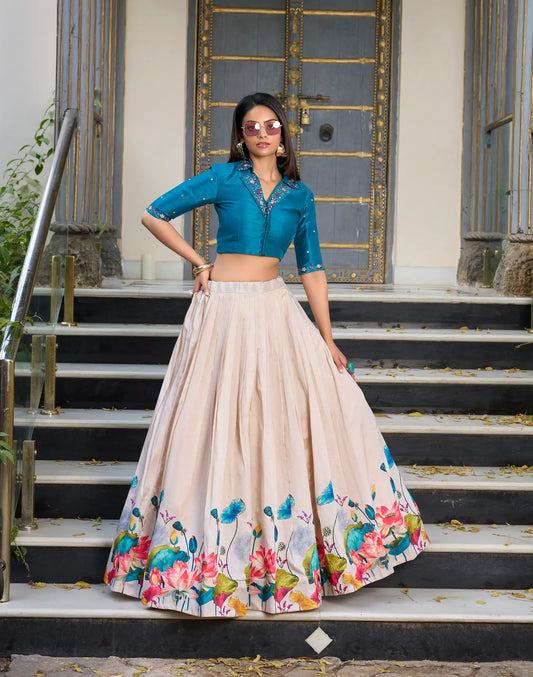 Indo-westliches florales Lehenga-Choli-Set aus cremefarbener und himmelblauer Tussar-Seide, Spiegelstickerei und Handarbeit