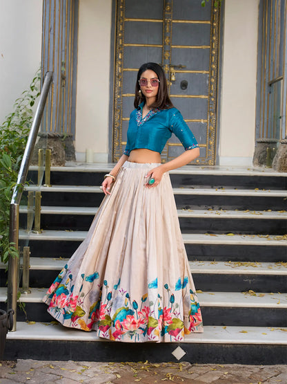 Indo-westliches florales Lehenga-Choli-Set aus cremefarbener und himmelblauer Tussar-Seide, Spiegelstickerei und Handarbeit