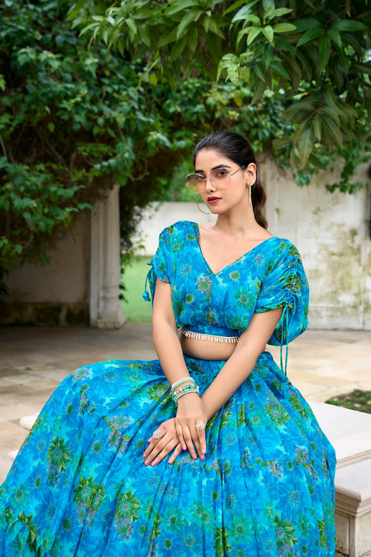 Himmelblaues und grünes Chiffon-Lehenga-Choli-Set mit Blumenmuster im Indo-Western-Stil