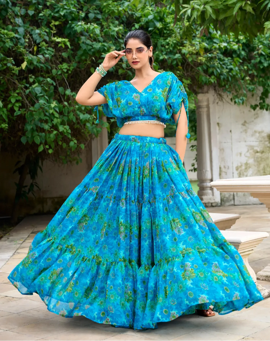 Himmelblaues und grünes Chiffon-Lehenga-Choli-Set mit Blumenmuster im Indo-Western-Stil