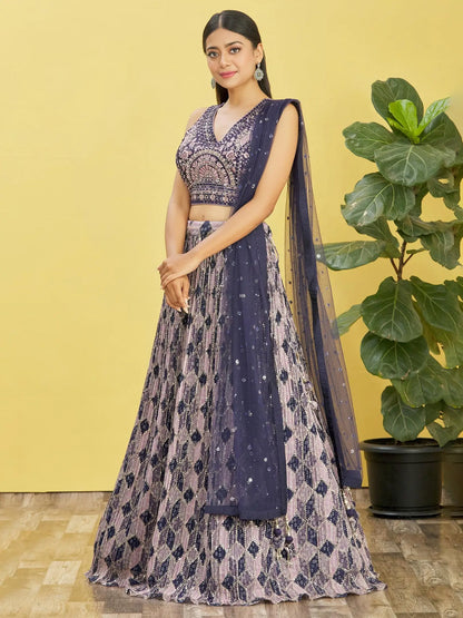 Lehenga violet raisin avec imprimé numérique et broderie en fil, zari et sequins, ornée de véritables miroirs