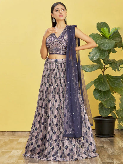 Lehenga violet raisin avec imprimé numérique et broderie en fil, zari et sequins, ornée de véritables miroirs