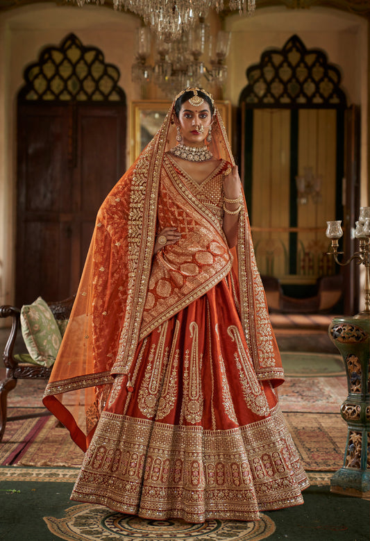 Lehenga de mariée orange foncé riche inspiration de créateur COLLECTION SAJYA