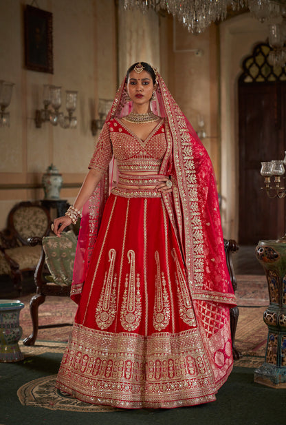 Lehenga de mariée rouge foncé traditionnel inspiration de créateur COLLECTION SAJYA