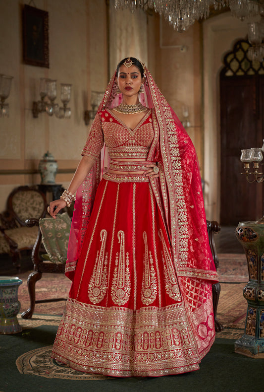 Lehenga de mariée rouge foncé traditionnel inspiration de créateur COLLECTION SAJYA