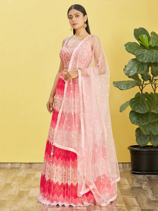Lehenga rose avec imprimé numérique et broderie en fil, zari, sequins, ornée de véritables miroirs COLLECTION RHEA