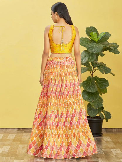 Lehenga jaune avec imprimé numérique et broderie en fil, zari, sequins, ornée de véritables miroirs COLLECTION RHEA