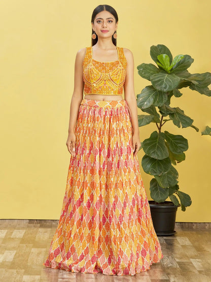 Lehenga jaune avec imprimé numérique et broderie en fil, zari, sequins, ornée de véritables miroirs COLLECTION RHEA