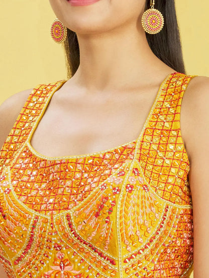 Lehenga jaune avec imprimé numérique et broderie en fil, zari, sequins, ornée de véritables miroirs COLLECTION RHEA