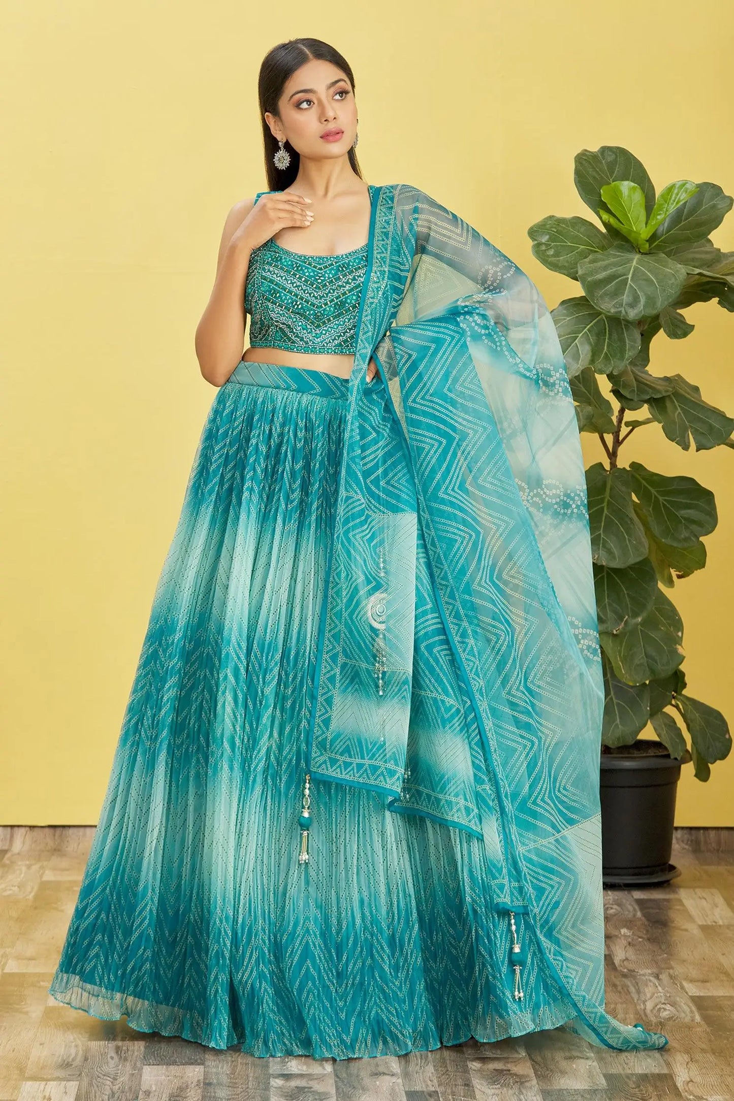 Lehenga bleu océan avec imprimé numérique et broderie à sequins, ornée de véritables miroirs COLLECTION RHEA