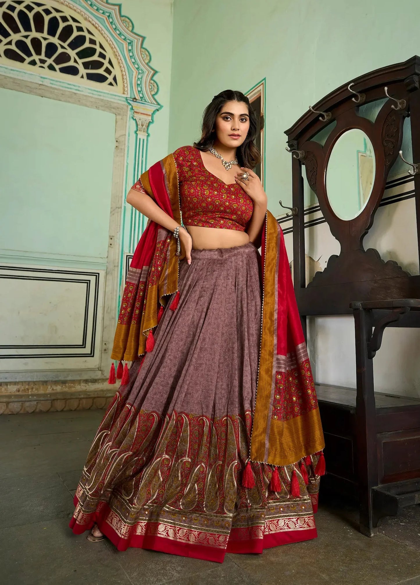 Lehenga Choli en Soie Tussar Rouge profond avec Impressions Kashmiri et Travaux en Foil (Feuille métallisée)