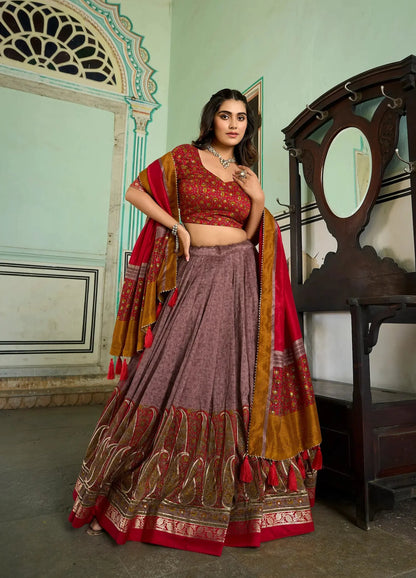 Lehenga Choli en Soie Tussar Rouge profond avec Impressions Kashmiri et Travaux en Foil (Feuille métallisée)