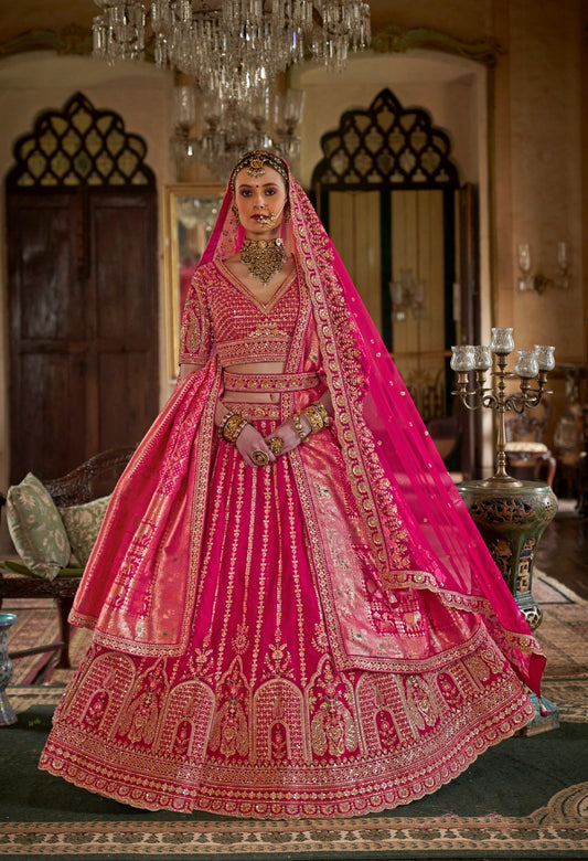 Lehenga de mariée rose fuchsia riche inspiration de créateur COLLECTION SAJYA