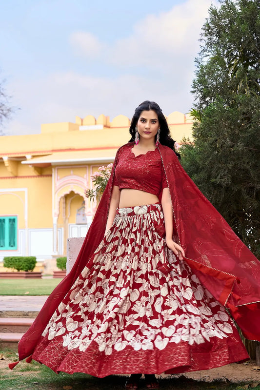 Roter Lehenga Choli aus Tussar-Seide mit Blumenmuster