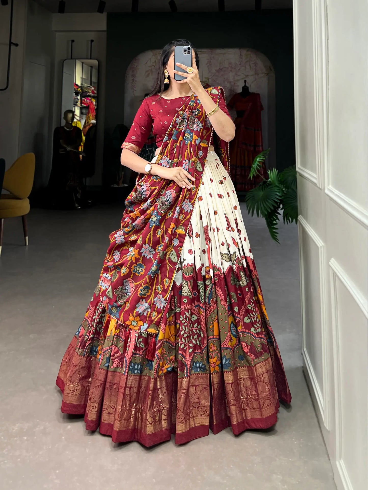 Lehenga Choli blanc cassé et rouge en Soie Tussar avec imprimé Kalamkari