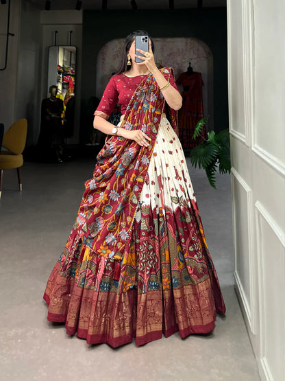 Lehenga Choli blanc cassé et rouge en Soie Tussar avec imprimé Kalamkari