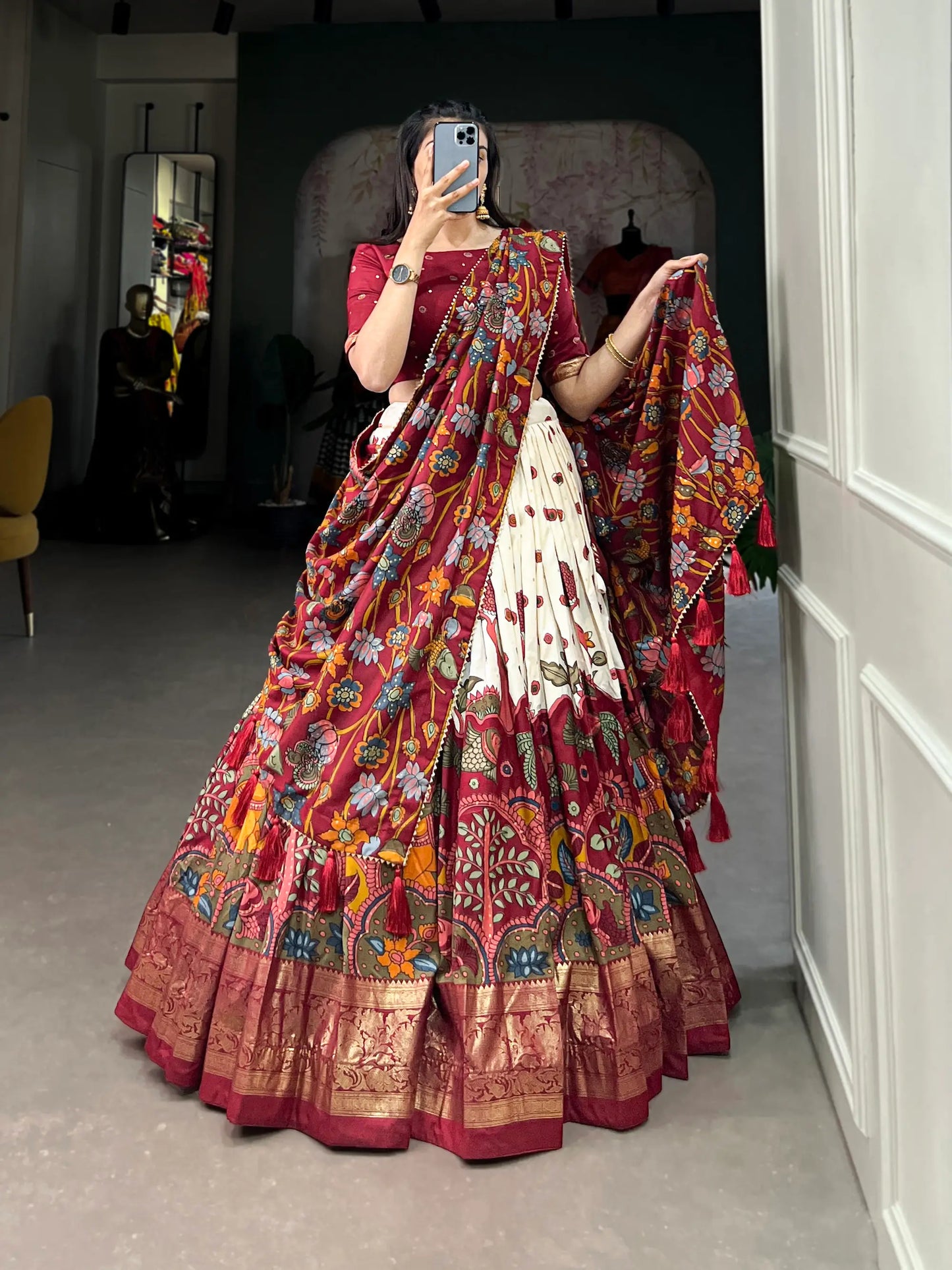 Lehenga Choli blanc cassé et rouge en Soie Tussar avec imprimé Kalamkari