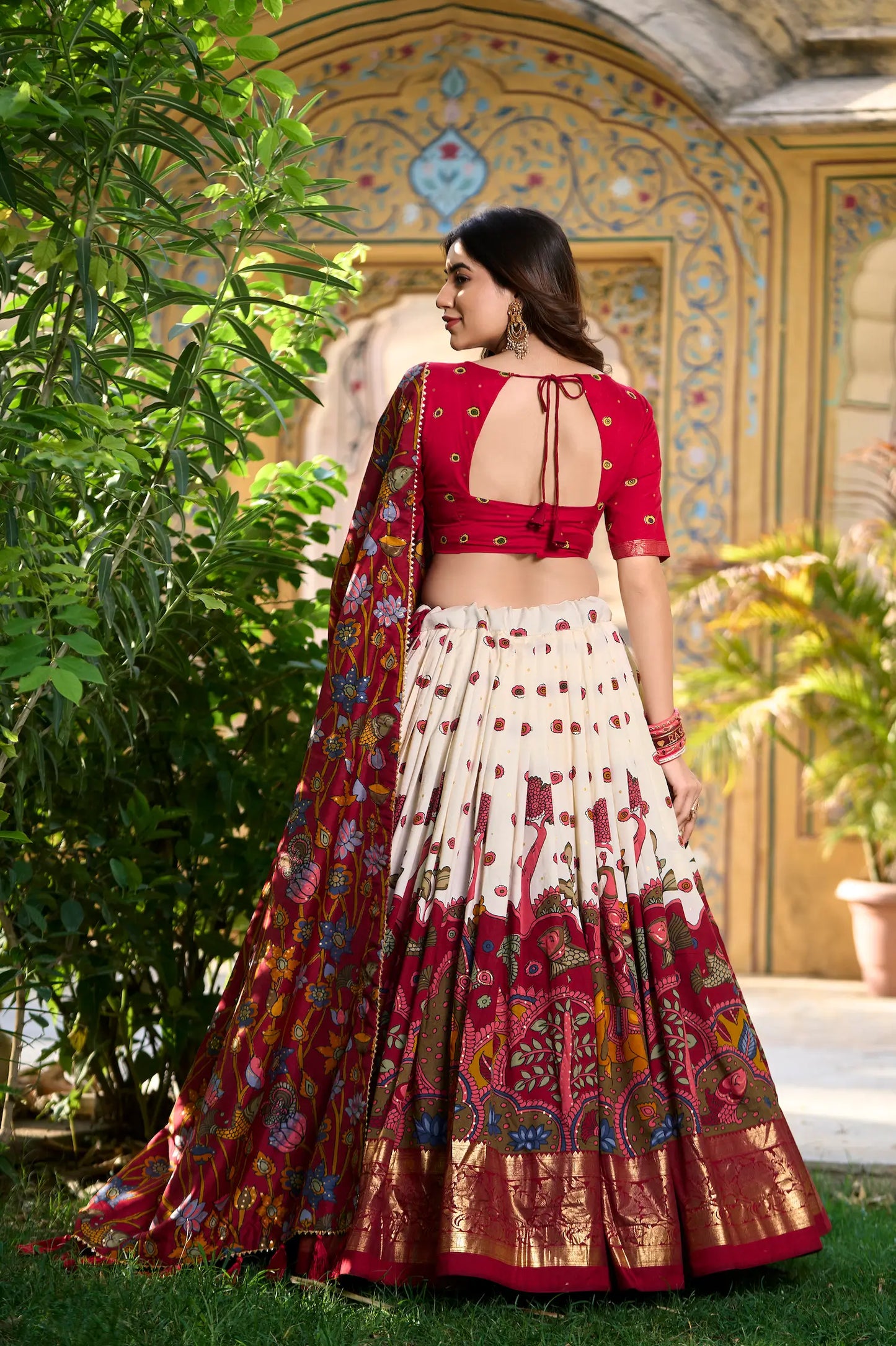Lehenga Choli blanc cassé et rouge en Soie Tussar avec imprimé Kalamkari