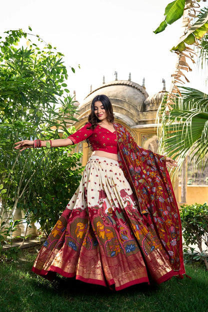 Lehenga Choli blanc cassé et rouge en Soie Tussar avec imprimé Kalamkari