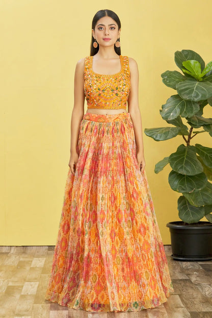 Lehenga jaune avec imprimé numérique et broderie à sequins, orné de véritables miroirs COLLECTION RHEA