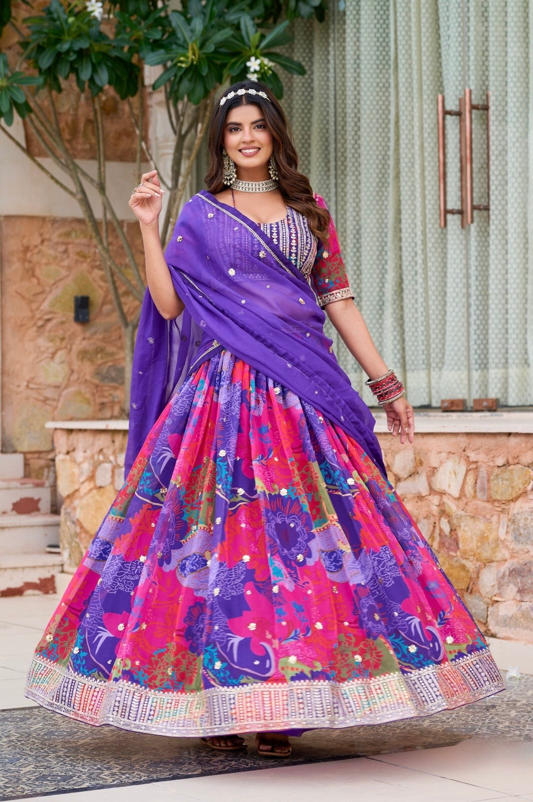 Lehenga violet vif en soie tabby et organza avec imprimé de fleurs multicolores COLLECTION RHEANNA