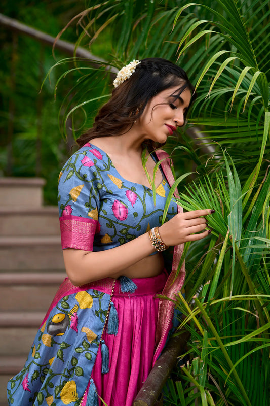 Rosa Dola-Seiden-Lehenga-Choli mit Kalamkari-Druck und Zari-Webarbeit
