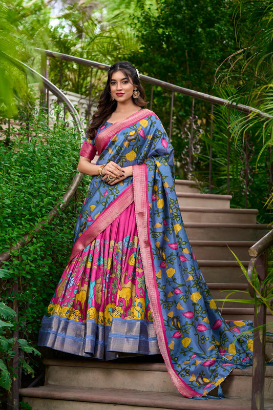 Rosa Dola-Seiden-Lehenga-Choli mit Kalamkari-Druck und Zari-Webarbeit