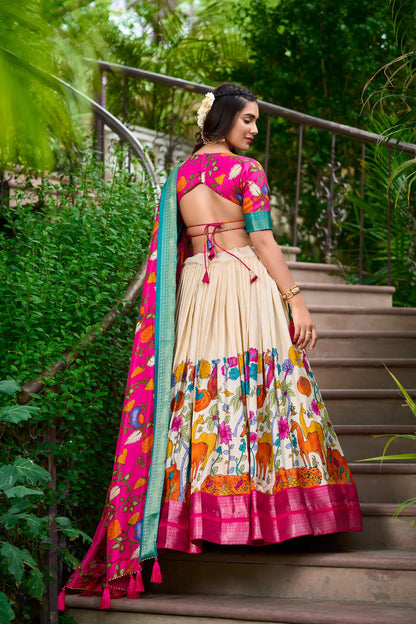 Weißes Dola-Seiden-Lehenga-Choli mit Kalamkari-Druck und Zari-Webarbeit
