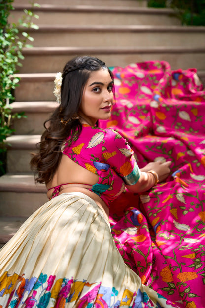 Weißes Dola-Seiden-Lehenga-Choli mit Kalamkari-Druck und Zari-Webarbeit