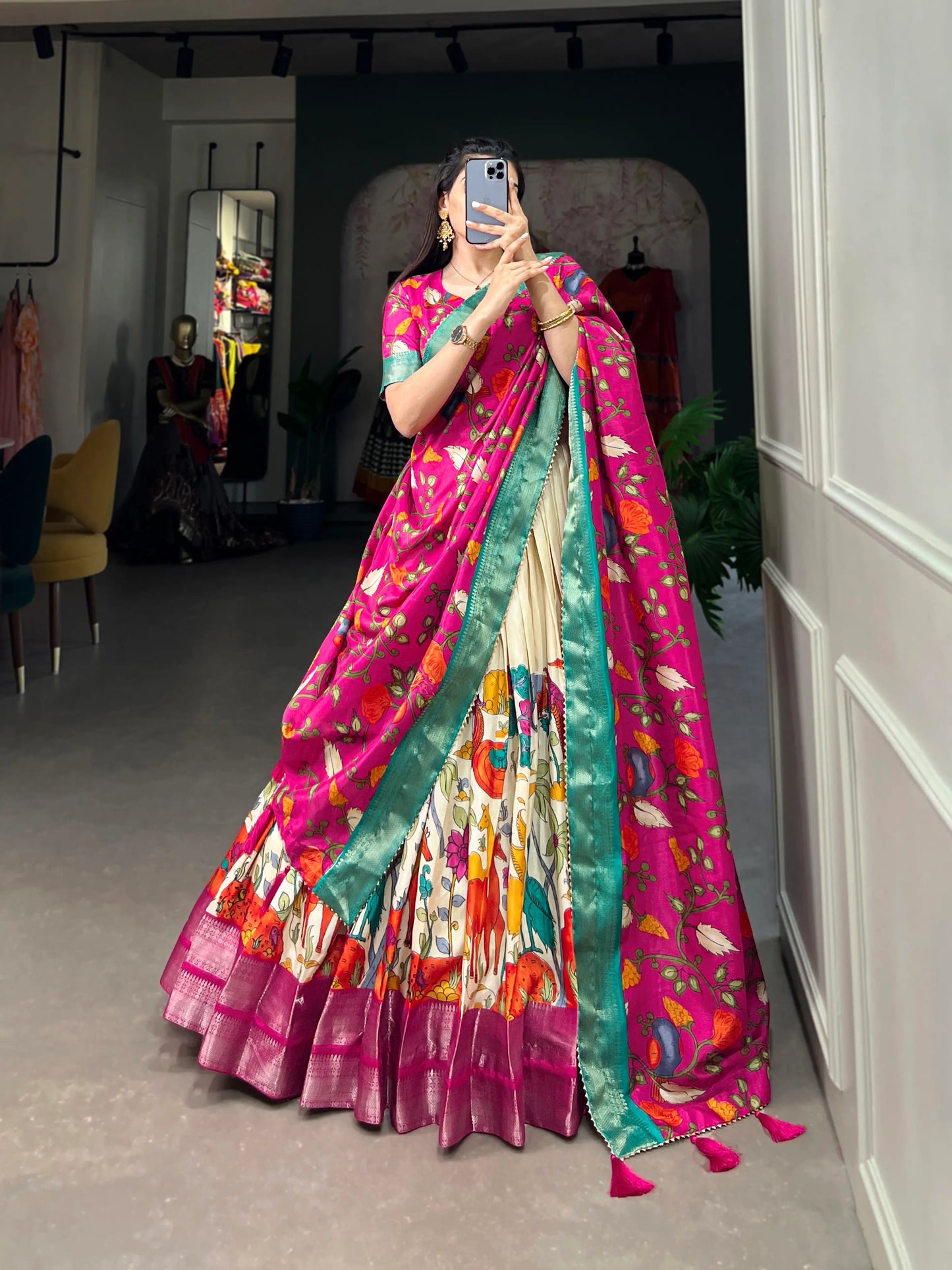 Weißes Dola-Seiden-Lehenga-Choli mit Kalamkari-Druck und Zari-Webarbeit
